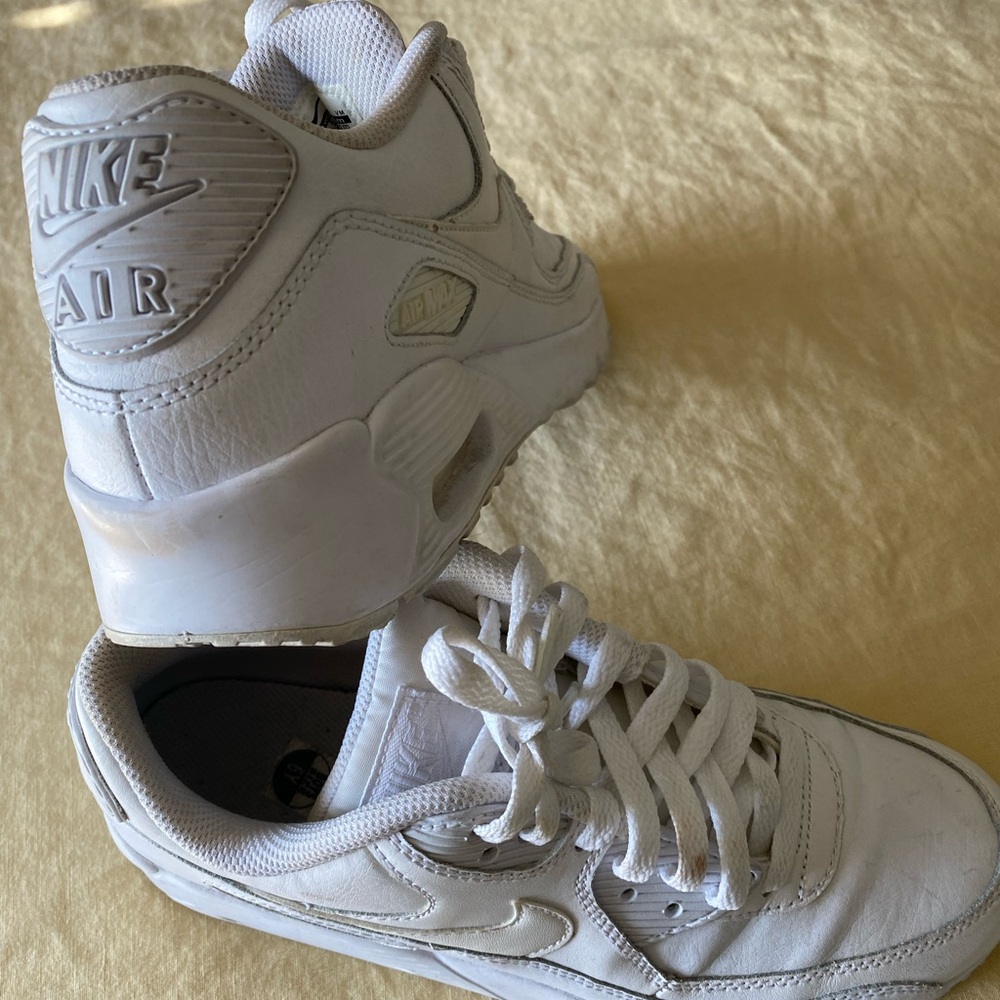 Nike tenis shoes white color size 6Y.
